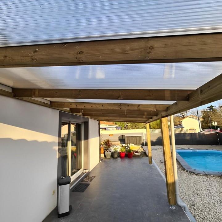 Nos carports en bois protègent vos véhicules avec style.