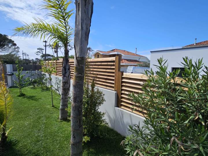 Clôture en bois soignée Les Landes